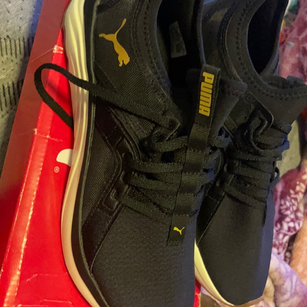 Puma shoes . Black with beige color